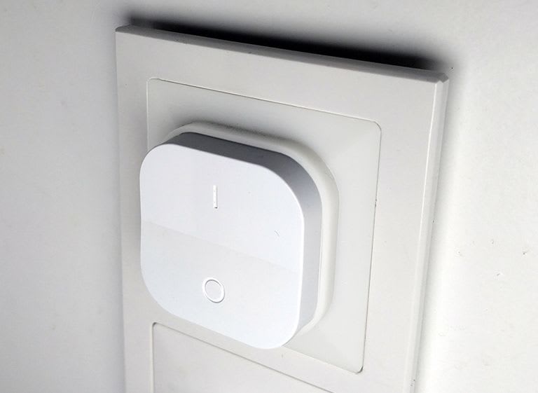 Wall switch cover with mount for IKEA TRÅDFRI smart home dimmer.