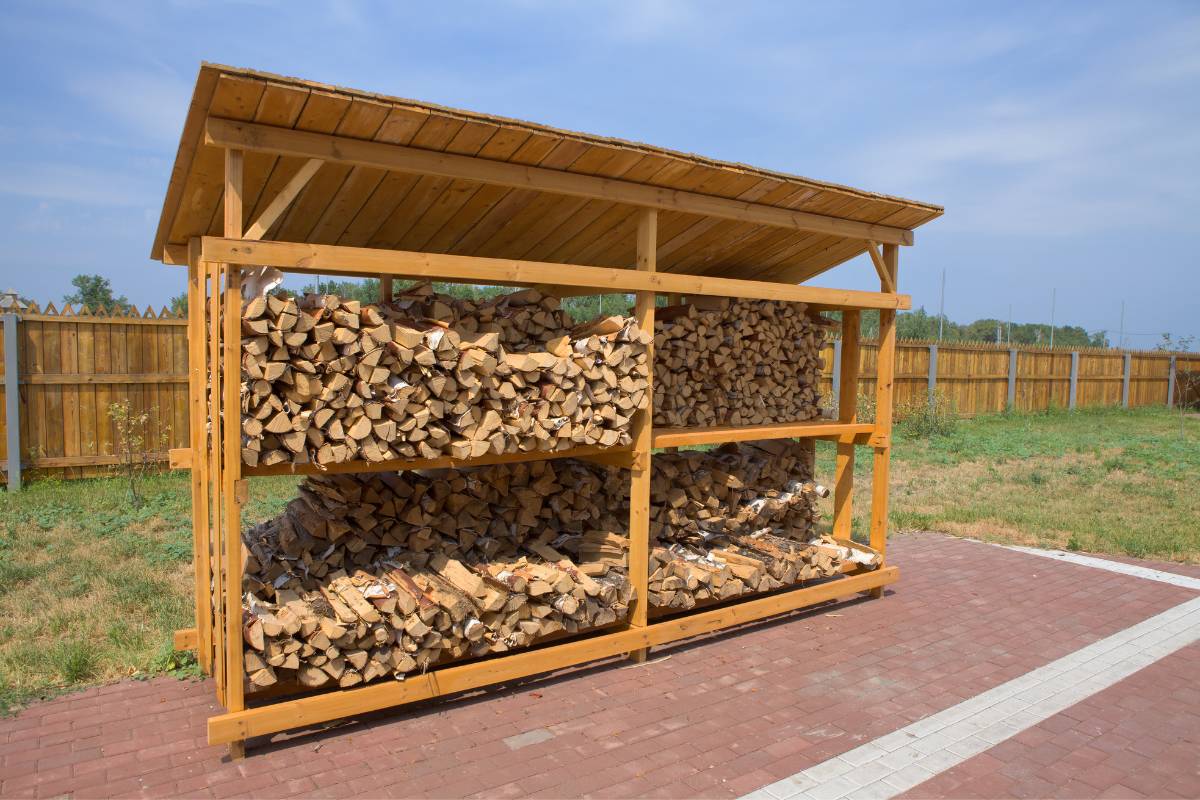 In einem Holzunterstand lässt sich das Brennholz trocken lagern