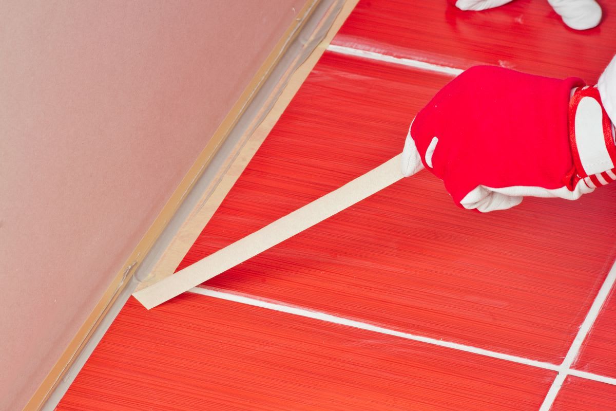 Malerkrepp schützt vor Silikon auf Wänden und Fliesen