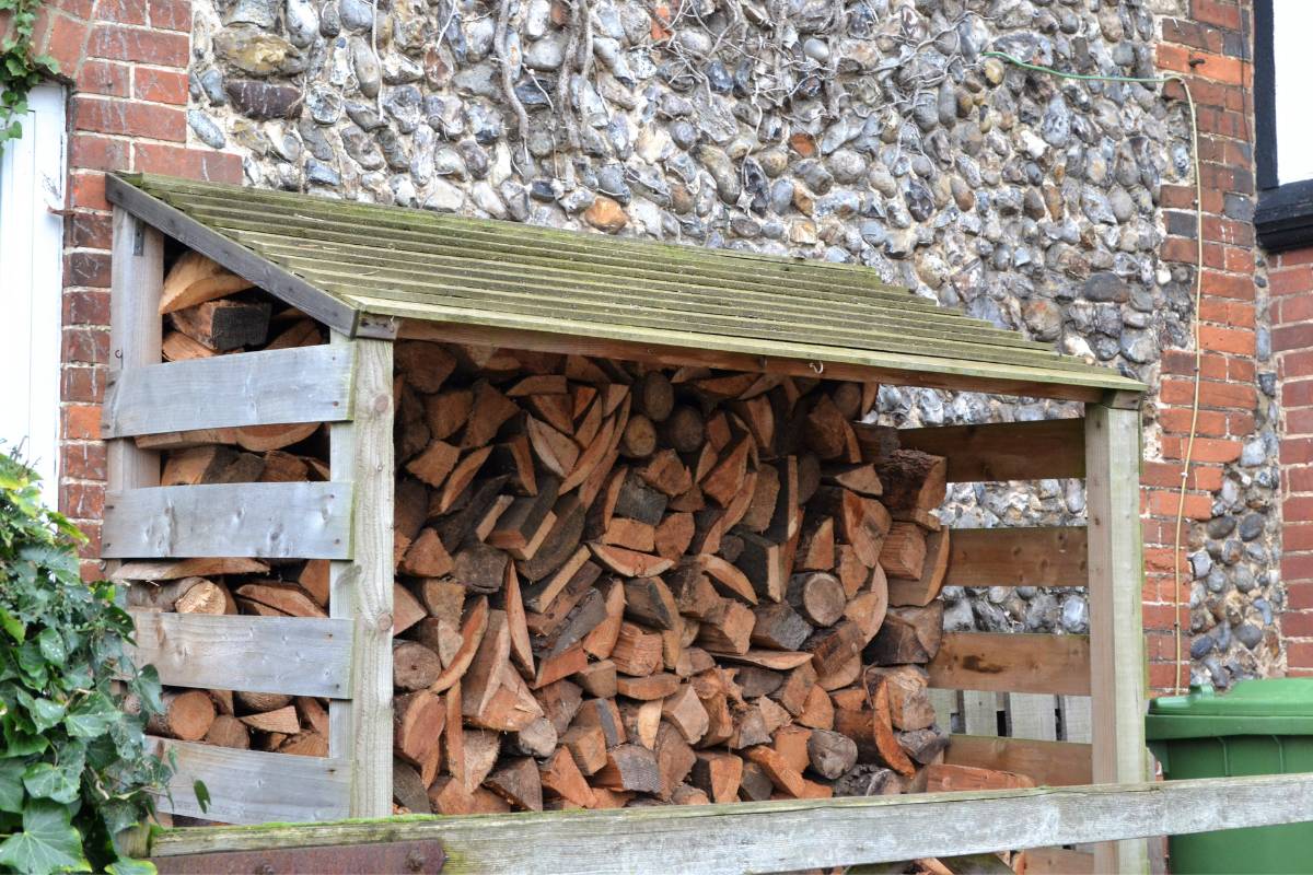 An der Südseite deines Hauses ist der optimale Standort für deinen Brennholzunterstand