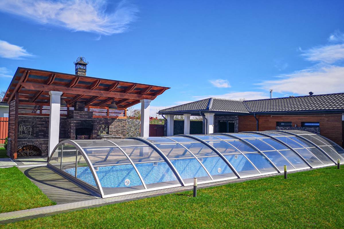 Ein festinstalliertes Pooldach kann oft angehoben oder zurückgeschoben werden