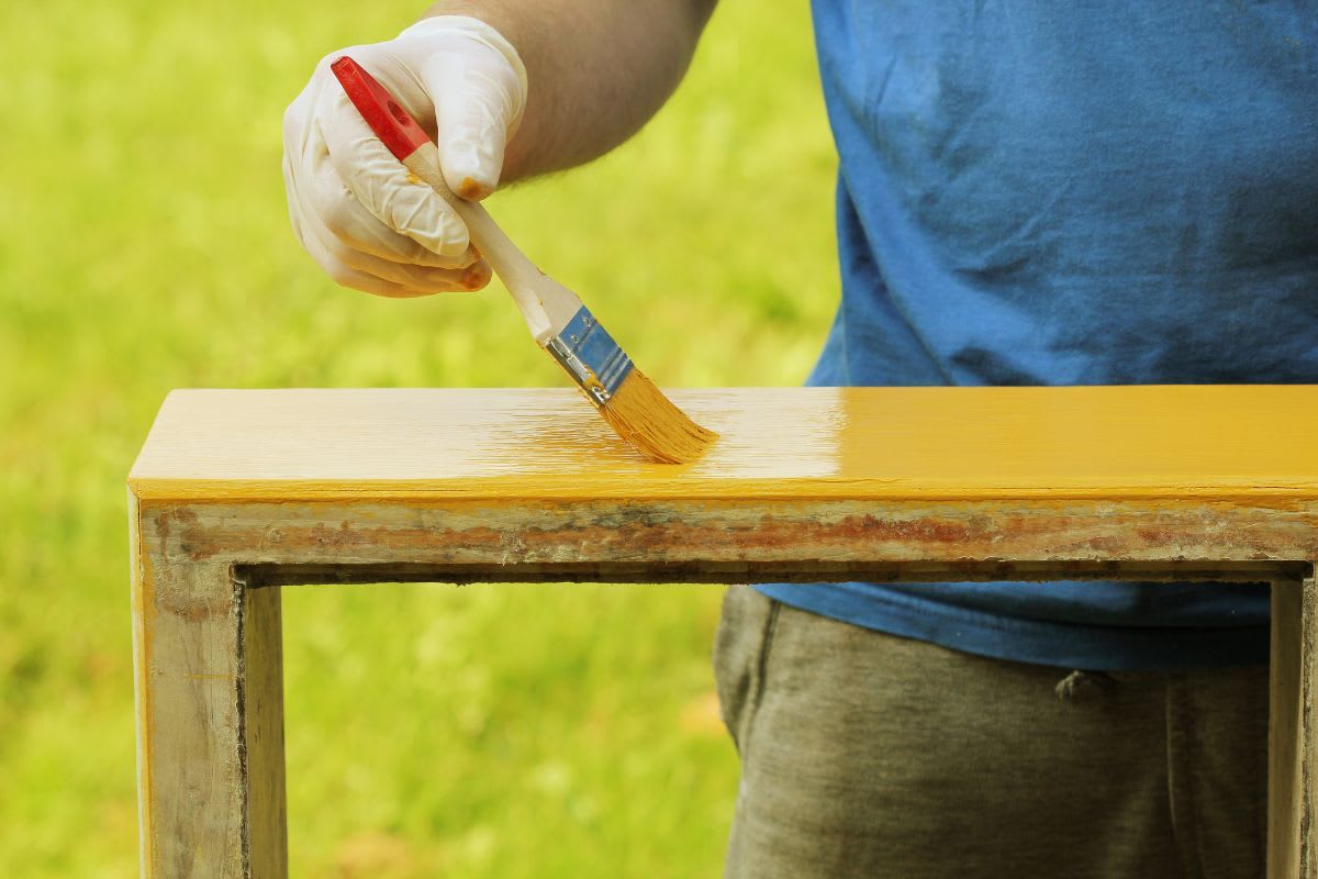 Holz richtig lackieren: Eine umfassende Anleitung zum Lasieren und Lackieren von Holz