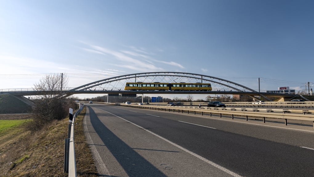 Exterior view of a train going over the Stadtbahnbrucke