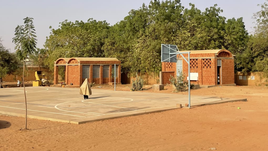 Basketball court at Collège Hampaté Bâ. Copyright: Toby Pear
