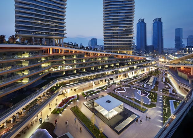 Glass Lantern, Apple Zorlu