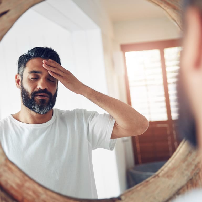 Zu den Symptomen von überanstrengten Augen zählen: