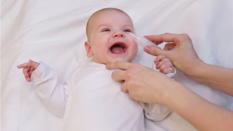 Reinigung der Nase bei neugeborenen Babys