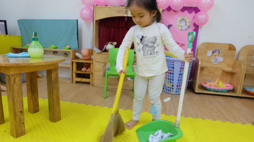 Bé tập quét nhà: Giờ kỹ năng sống bổ ích!