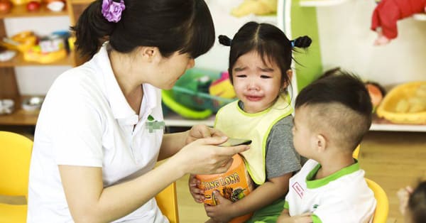 Trẻ đi học mầm non sớm có thể gặp những vấn đề gì?