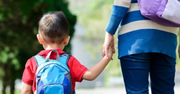 Chọn trường mầm non gần nhà hay chọn trường ở xa có danh tiếng cho con?