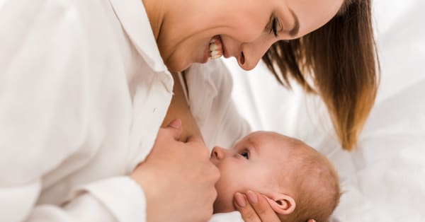 NÊN CHO BÉ BÚ MẸ TRỰC TIẾP HAY HÚT SỮA MẸ RA CHO BÉ BÚ