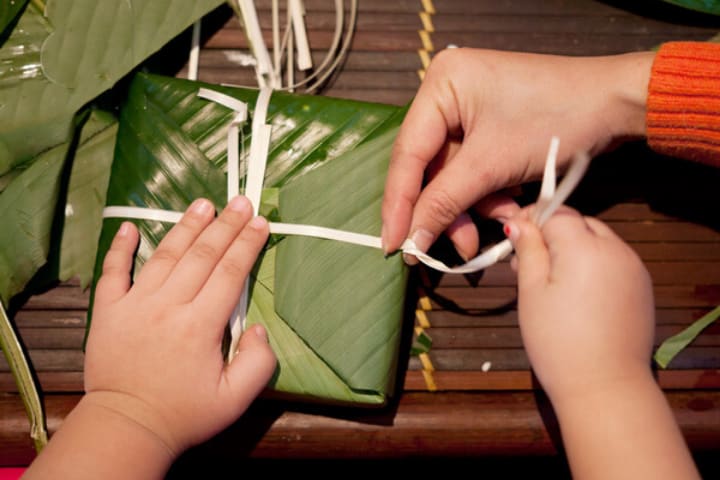Giúp bé hiểu hơn về Tết thông qua tục gói Bánh Chưng
