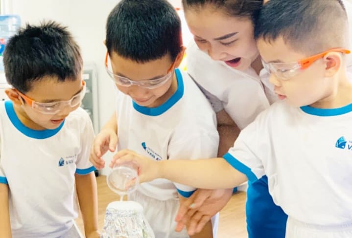 ĐỘI NGŨ GIÁO VIÊN CÓ TRÌNH ĐỘ CHUYÊN MÔN CAO, TÂM HUYẾT VỚI NGHỀ