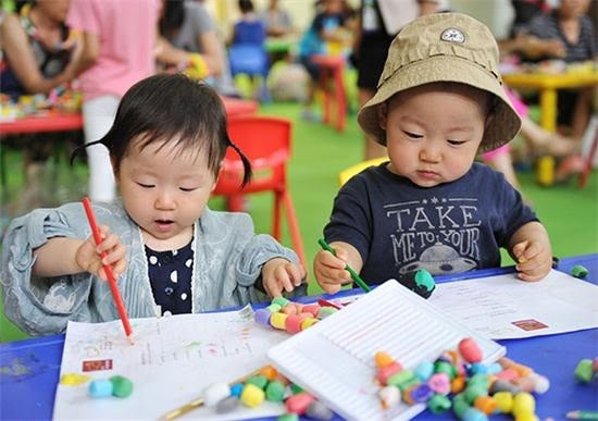 Độ tuổi phù hợp cho trẻ đi học sớm