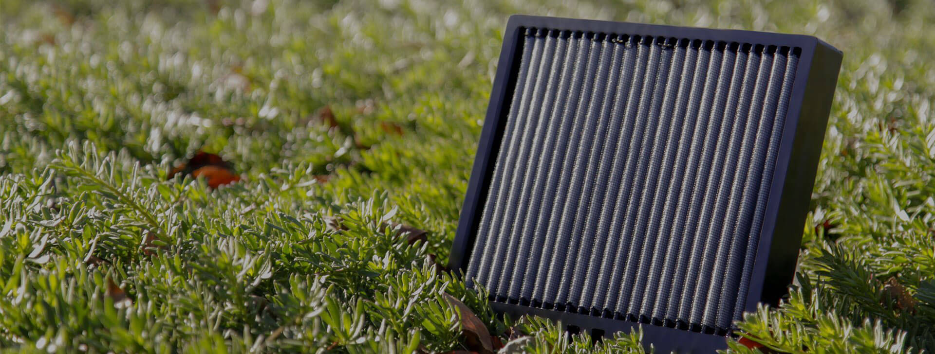 filtro dell’aria per abitacolo nell’erba