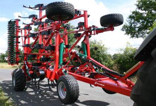 Cultivateur à dents Kverneland Turbo replié au transport