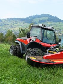 Plain Mowers - VICON EXTRA 328F - 332F - FRONT MOUNTED DISC MOWER, with its responsive headstock makes it easy to use