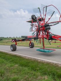 Double rotor rakes - Kverneland 9670, operating comfort, flexible and compact during transport and storage