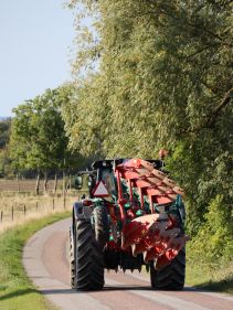 Kverneland 2300 S compact above ground, dragged by tractor