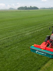 Kverneland 2800 FS,  first front disc mower with an actively driven swath former