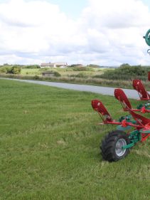 Kverneland 3300 S, compact travelling above ground dragged by tractor