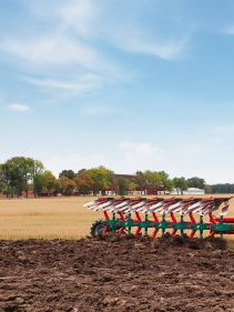 Kverneland 3400 S provides the best soil preparation, in furrow and on land, great range of accessories