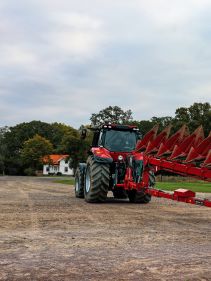 Kverneland 6300 S, compact while transported by tractor