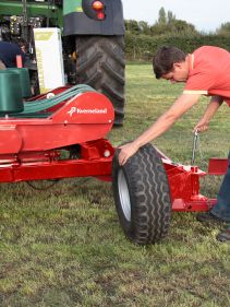 Round Bale Wrappers - Kverneland 7730, made for smaller tractors but still fully atuomatic