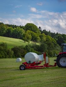 Round Bale Wrappers - Kverneland 7730, made for smaller tractors but still fully atuomatic