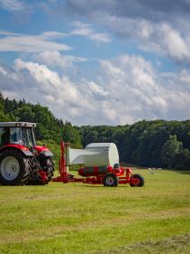 Round Bale Wrappers - Kverneland 7730, made for smaller tractors but still fully atuomatic