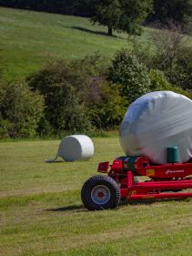 Round Bale Wrappers - Kverneland 7730, made for smaller tractors but still fully atuomatic