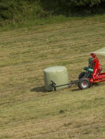 Round Bale Wrappers - Kverneland 7730, made for smaller tractors but still fully atuomatic