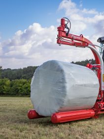 Round Bale Wrappers - Kverneland 7820, gently self-loading system and can wrap on the move so it operates effectively