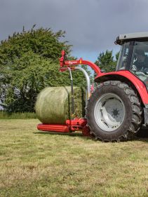 Round Bale Wrappers - Kverneland 7820, gently self-loading system and can wrap on the move so it operates effectively