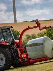 Round Bale Wrappers - Kverneland 7820, gently self-loading system and can wrap on the move so it operates effectively