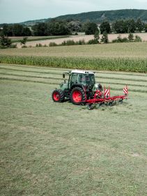 Single Rotor Rakes - Kverneland 9032 9035 9439 9442T 9443 9447T, compact and efficient during operating