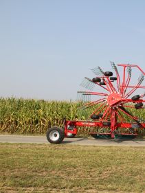 Double Rotor Rakes - Kverneland 9580 C - 9584 C - 9590 C Hydro, folded during transport and compact storage