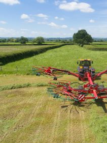 Four Rotor Rakes - Kverneland 97150 C, optimal ground pressure with high output and capacity