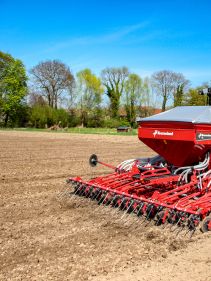 Pneumatic seed drills - Kverneland DL, compact seed drill for small and medium sized farms