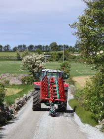 Kverneland ED above ground, compact transport, movement by tractor