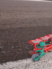 Kverneland EG LB efficient plough for medium to heavy soils, great range of accessories