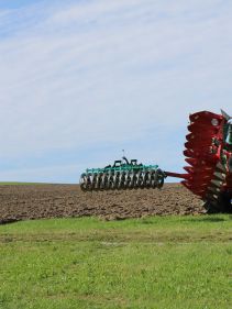 Kverneland Packomat compact and transported above ground level, dragged by tractor