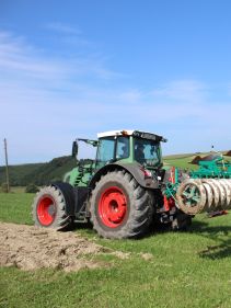 Packers - Kverneland Packomat compact and transported above ground level, dragged by tractor in a folded shape