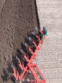 Kverneland EO-LO robust legs provides protection to the heaviest soils