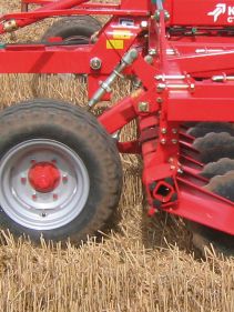 Kverneland CTC Cultivator performs perfect mixing and levelling with reduces maintenance