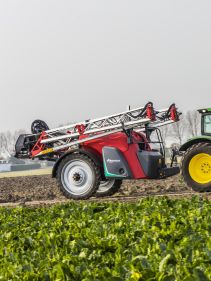 Kverneland iXtrack T3, compact sprayer, stable and precise with intelligent technology