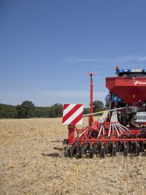Kverneland S-Drill,  heavy-duty version of the DA, widths of 3.00, 3.50 and 4.00m