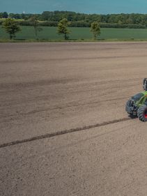 Kverneland u-drill plus, ombined grain and fertiliser version, operating at high speed