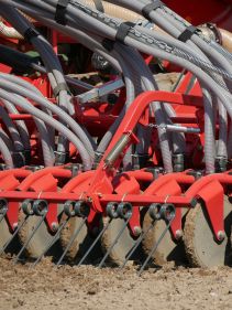 Kverneland u-drill, universal seed drill combination - seedbed preparation and levelling