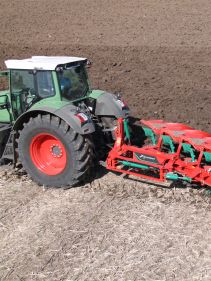 Reversible Mounted Ploughs - Kverneland LO robust legs provides protection to the heaviest and roughest soils